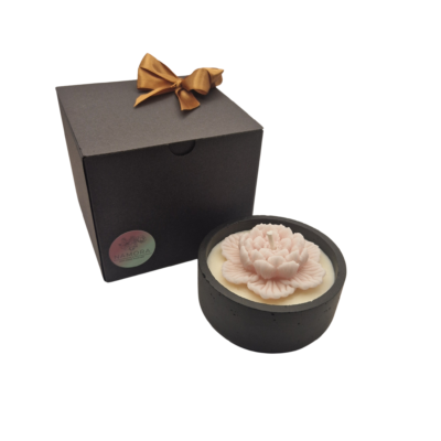 Sojų vaško žvakė „Alure” betoniniame indelyje su dovanų dėžute