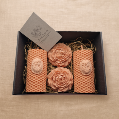 Rožinis bičių vaško žvakių dovanų rinkinys