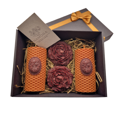 Dviejų spalvų bičių vaško žvakių dovanų rinkinys